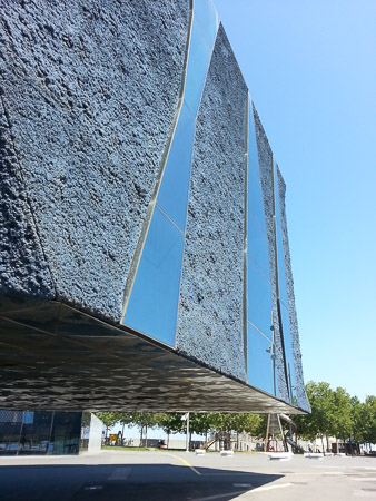 The museu blau: the building has an auditorium with a seating capacity of 3,200 and an exhibition hall covering nearly 5,000 square meters